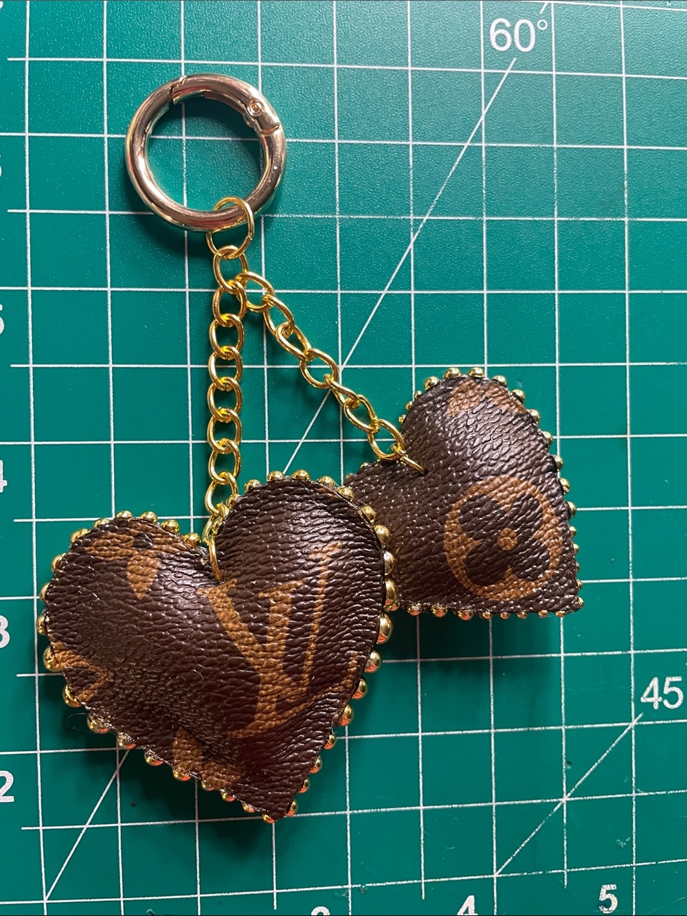 Double heart studded keychain - Picture 2 of 5